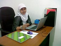 indonesian cewek jilbab kerja di kantor
